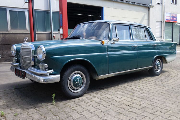 Der Mercedes-Benz W110 wurde als „kleine Heckflosse“ bezeichnet; die Produktion lief von 1961 bis 1968. (Bild: Schreiner/»kfz-betrieb«)