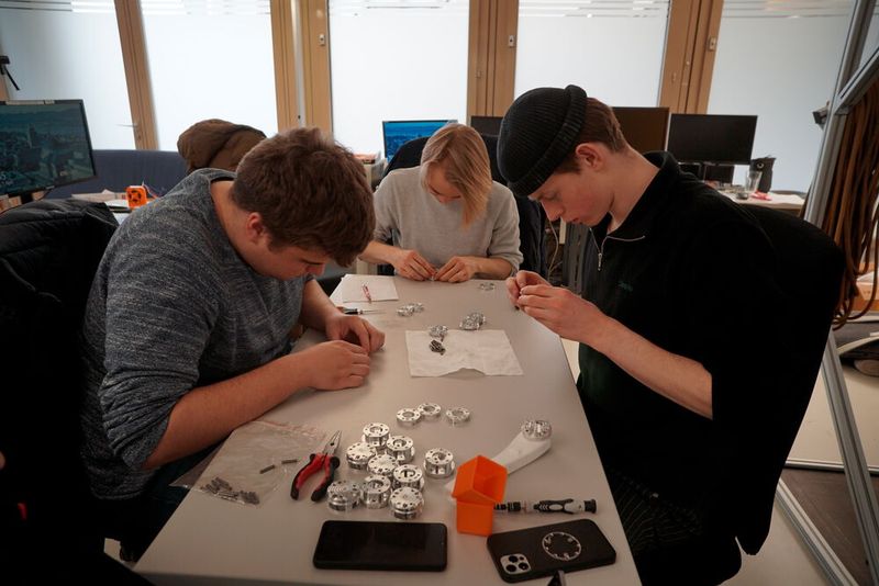 Magnecko entwickelt einen vierbeinigen Roboter, der dank seiner magnetischen Füße an Stahlkonstruktionen hochklettern kann.  (Bild: D-MAVT / ETH Zürich)