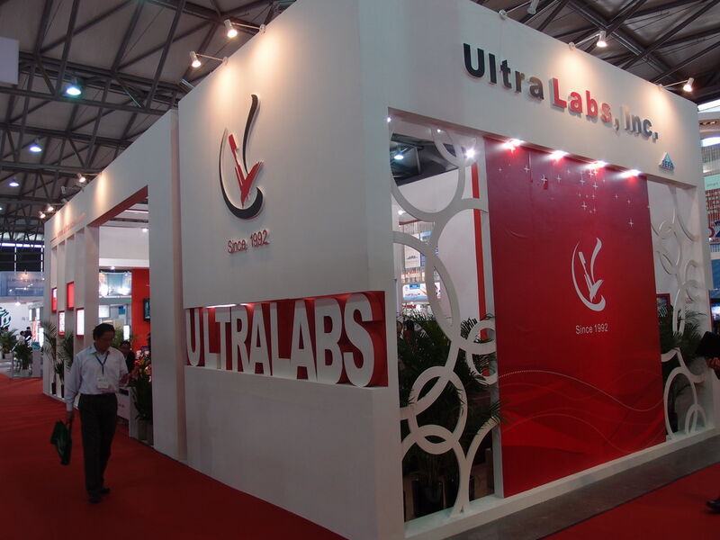 Neben den internationalen Vertretern gab es auch mehrere chinesische Anbieter von Labormöbeln. (Bild: LABORPRAXIS)