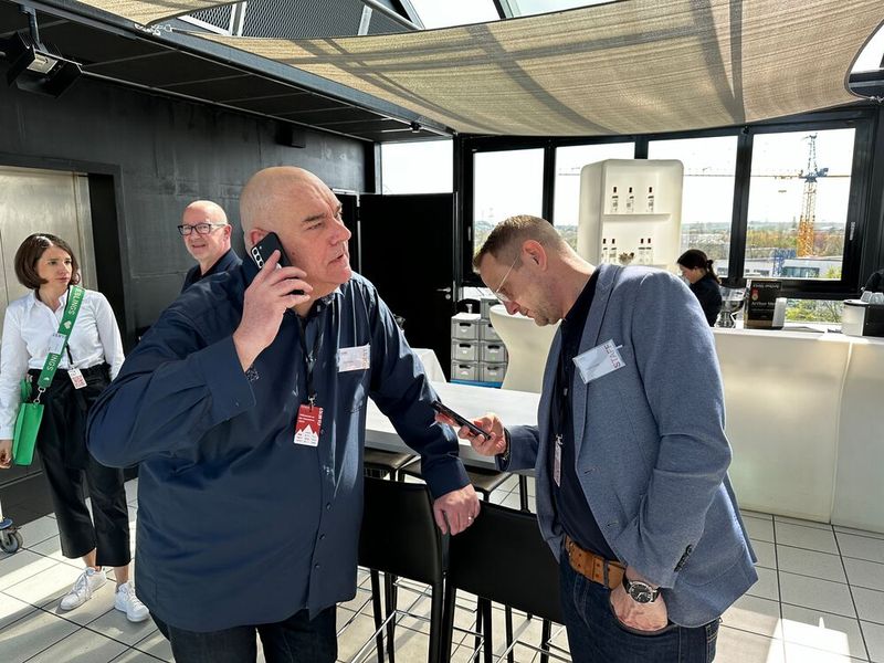 „Contenance!“ Bei so wichigen Gesprächen möchte ich Oliver Gorges (ITscope) und Patrick Küpper (Littlebit) nicht unnötig belästigen. (Bild: Vogel IT-Medien)