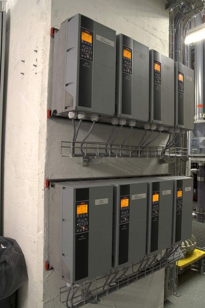 VLT HVAC Drive, die mit ihren Funktionen speziell auf den Betrieb von Pumpen, Lüftern und auch Gebläsen abgestimmt sind, übernehmen die Steuerung der Gebläse für die Rohrpost. Sie passen die Gebläseleistung optimal an das Gewicht der Kapsel an und sorgen für die gewünschte Geschwindigkeit von 3,5 m/s für den Transport (Archiv: Vogel Business Media)