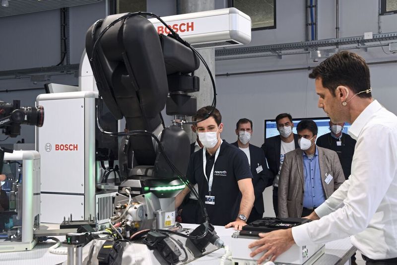 Automatische Produktionsassistenten mit einer sensorgestützten, virtuellen Schutzfunktion ermöglichen das sichere Zusammenspiel von Mensch und Maschine. (Stefanie Michel)