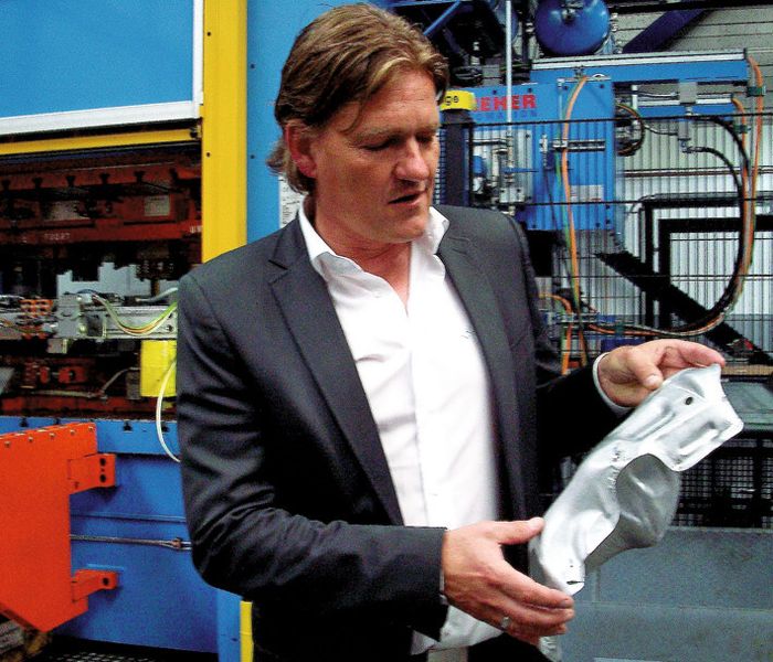 Martin Klautke, Senior Vice President von Lydall Gerhardi, prüft die Qualität des auf der neuen Anlage gefertigten Bauteils. (Bild: Munde)