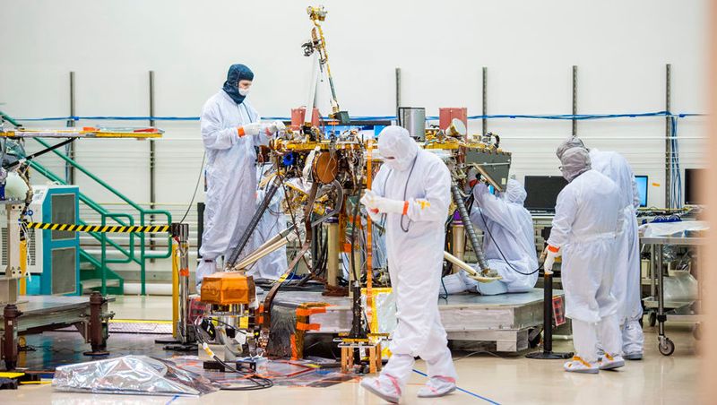 Arbeiten am InSight Lander. (Bild: NASA)