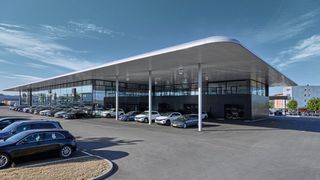 Auto-Scholz spitzt sein Markenportfolio zu: Volkswagen als Basis, Mercedes-Benz und Porsche als Premiummarken und jetzt Aston Martin als Luxusmarke an der Spitze. (Bild: Auto-Scholz)