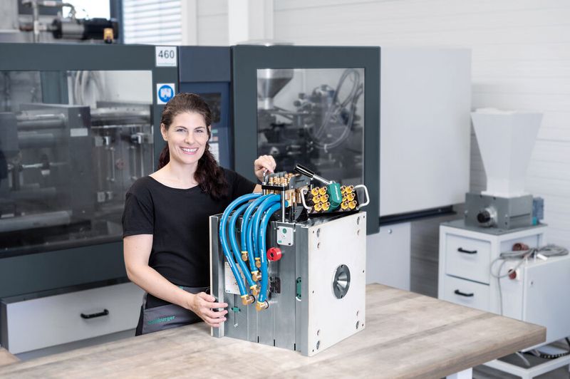 Injection moulds for plastics processing must be temperature-controlled. However, a relatively high number of couplings can cost time during commissioning and can be susceptible to incorrect connections. With the multi-coupling from Meusburger, the issue should now become almost "child's play".