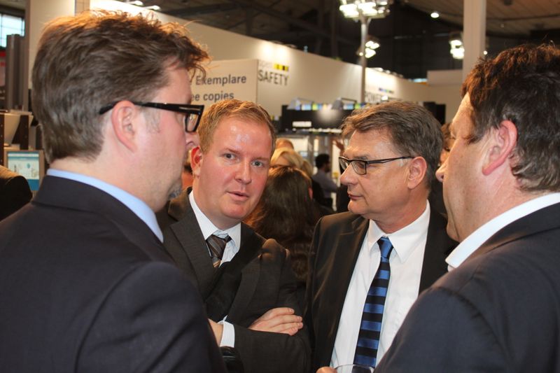 Am Dienstagabend wurde bei der Vogel Business Media am Messe-Stand in Halle 9 traditionell auf eine erfolgreiche Hannover Messe 2014 angestoßen. Gute Gespräche und Live-Musik von der Band „Famos“ sorgten bei den zahlreichen Standpartygästen für eine ausgelassene Stimmung. (Siegl/Vogel Business Media)