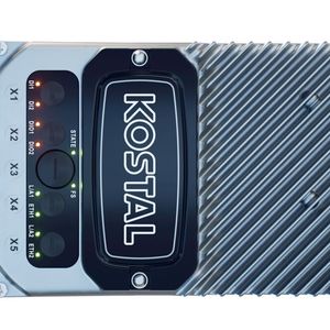 Die Variante MC104 ist insbesondere auf die Anforderungen in der Intralogistik zugeschnitten und verfügt über eine Haltebremsenansteuerung, einen internen Bremswiderstand, unterschiedliche Ethernet-Feldbusse und funktionale Sicherheitsfunktionen.(Bild:  Kostal)