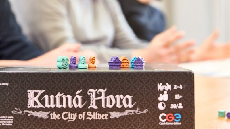 Mit Liebe zum Detail. Re-Wood erobert sich dank seiner guten Eigenschaften zunehmend auch die nationale und internationale Welt der Brettspiele.(Bild:  KraussMaffei)