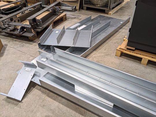 Vorgefertigte Kanalbauteile vereinfachen den Roboter-Anlagenbau in der neuen Fertigungshalle von MJ-Gerüst. (Bild:  Lutz/Pflitsch)