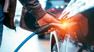 Eine aktuelle Untersuchung hat sich mit der Frage beschäftigt, was Elektroautos in Deutschland aktuell im Durchschnitt kosten.  (Bild: teksomolika - stock.adobe.com)