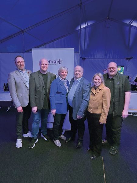 (v. l.) Thomas Knicker (Wortmann) und die ganze Familie Wortmann (Sven, Svenja, Gaby, Siegbert und Sören) auf der Abendveranstalltung.  (Bild: Vogel IT-Medien GmbH)