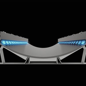 Das Wirkprinzip des „Airscrape“: Die Seitenabdichtung für Fördergurte erzeugt einen Luftsog, der die staubhaltige Luft in Richtung Gurtmitte leitet. Das verhindert wirksam Staubentwicklung und Verschüttungen an Übergabepunkten.(Bild:  Scrapetec)