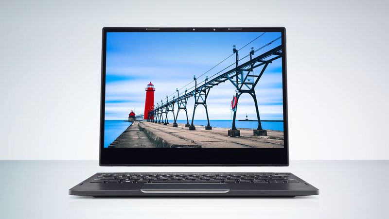 Das Latitude 7285 2-in-1 mit 12,3-Zoll-3K-Display kann auch kabellos geladen weren. Im Keyboard-Dock sitzt ein zusätzlicher Akku für insgesamt 15 Stunden Laufzeit. (Dell)