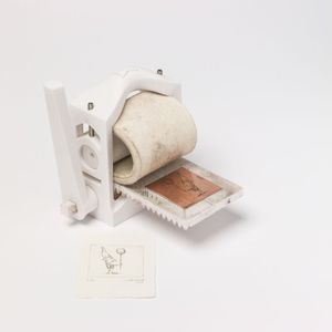 Fünf Monate lang baute der Student Martin Schneider Prototypen und entwickelte schließlich eine Druckerpresse, die mit Materialkosten von fünf Euro hergestellt werden kann.
