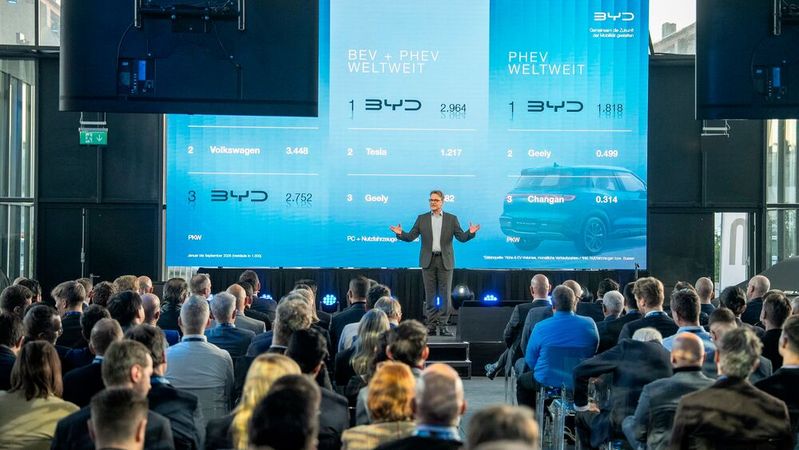 BYD-Countrymanager Lars Bialkowski begrüßte Mitte Dezember 200 Teilnehmer zur Händlertagung in Köln.(Bild:  BYD)