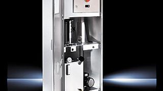 Bild 1: Die Rückkühlanlagen der neuen Generation sind in einem Schaltschrank mit 600 mm Einbautiefe untergebracht und passen deshalb gut in industrielle Schaltanlagen. (Bild: Rittal)