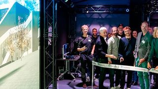 Prof. Katharina Hölzle, Institutsleiterin des Fraunhofer IAO, durchschneidet das Band bei der Eröffnung der neuen CAVE. Links neben ihr der stv. Institutsleiter Dr. Steffen Braun und rechts von ihr die Leiterin des Forschungsbereichs Stadtsystem-Gestaltung Prof. Dr. Vanessa Borkmann. (Bild:  Ludmilla Parsyak - Fraunhofer IAO)