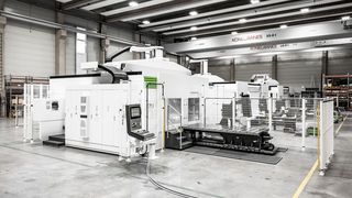 Ausstatten lässt sich die 5-Achs-Portalfräsmaschine mit Automatisierung – hier mit beidseitigem Wechselschlitten. (F. Zimmermann GmbH)