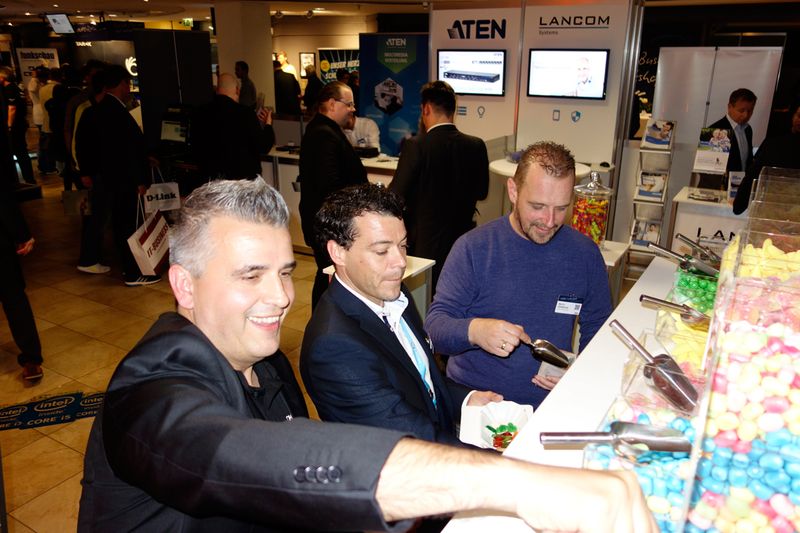 Inflagranti erwischt (v. l.) Christos Golias, TAROX, Bastian Ebhardt, NFON, und Martin Hildebrand, FLEUTEC. (Bild: IT-BUSINESS)