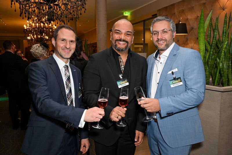 David Holliday (IT-BUSINESS) mit Oliver Reiter und Matthias Mitlacher (r., SYSTEAM) (Bild: Hannes Magerstädt)