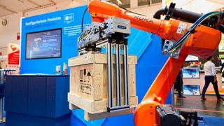Roboter können schon längst schwere oder gefährliche Aufgaben im Betrieb übernehmen.  (Bild: Messe München)