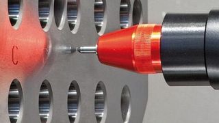 Markator in Aktion: Auch raue und glatte Oberflächen mit Unebenheiten können sicher und gleichmäßig ohne manuellen Höhenausgleich hochwertig und dauerhaft markiert werden. (Bild: Markator)