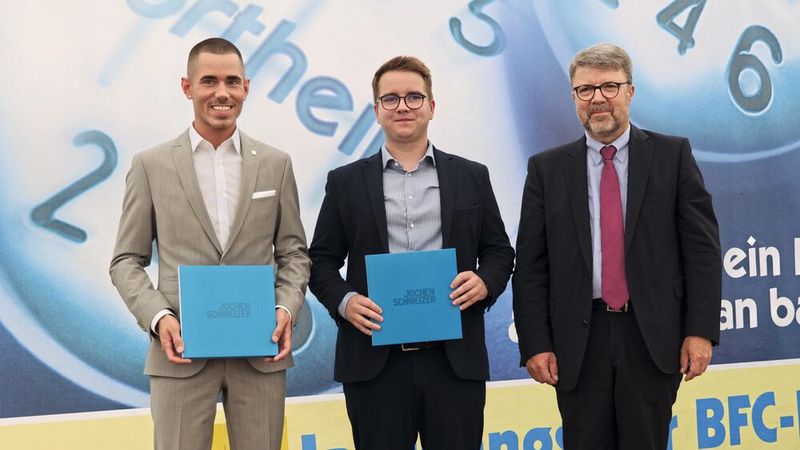 (v. r.) BFC-Vorstandsmitglied Achim Kreyenpoth ehrte die besten Absolventen Vendrik Brandt und Marcel Diekow. (Bild: Büttner/»kfz-betrieb«)