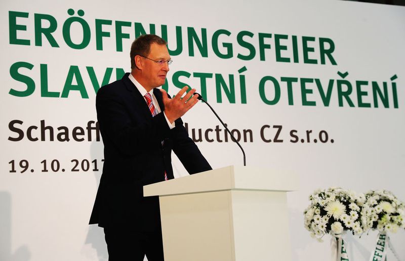 Oliver Jung, Schaeffler-Vorstand für Produktion, Logistik und Einkauf, erklärte bei der Eröffnungszeremonie, dass die Schaeffler Gruppe mit dem neuen Werk in Svitavy den ohnehin sehr starken osteuropäischen Werkeverbund weiter stärkt. (Schaeffler)