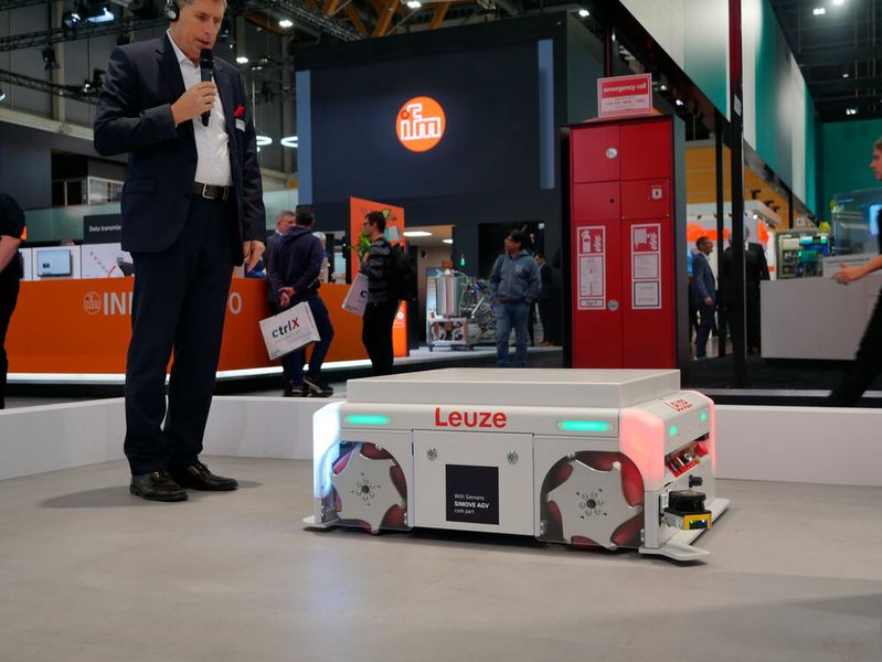Leuze demonstrierte seine sicherheitskritische Sensorik anhand eines AGVs. Das Fahrzeug kann Hindernisse erkennen und problemlos umfahren. (Bild: Sandro Kipar/VCG)