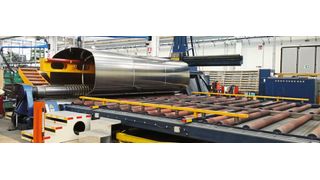 Eine 4-Walzen-Rundbiegemaschine von Faccin für poli-zylindrischen Lkw-Tanks. (Bild: Faccin)