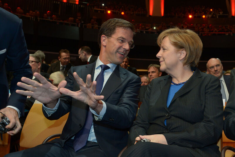 Ein bisschen Smalltalk zwischendurch: H.E. Mark Rutte, Ministerpräsident des Königreichs der Niederlande, und Dr. Angela Merkel, Bundeskanzlerin der Bundesrepublik Deutschland. (Deutsche Messe)