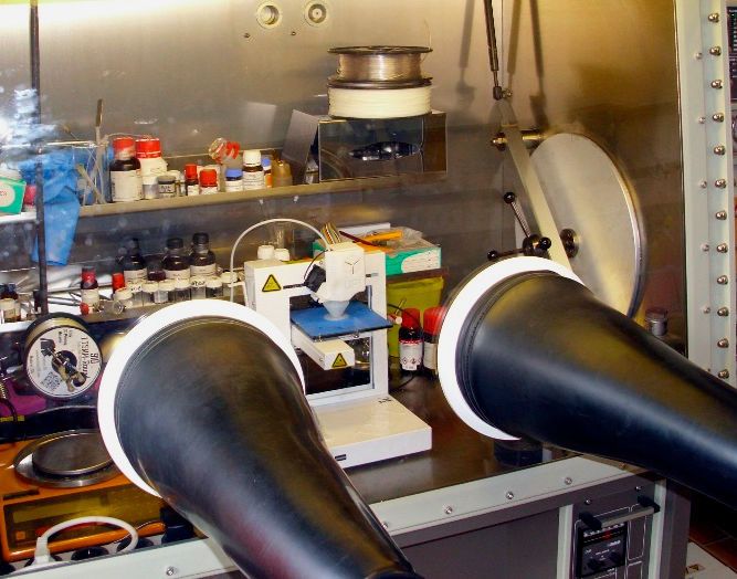 Der 3D-Druck erfolgt dabei unter einer Schutzatmosphäre (Eike Hübner, TU Clausthal)