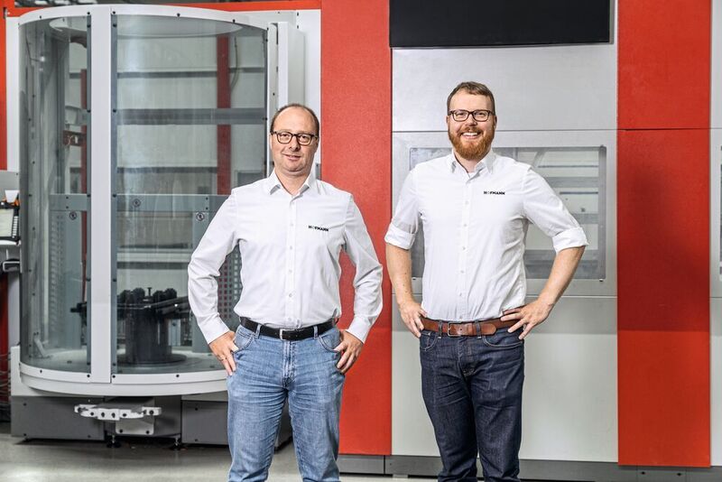 V. l.: Markus Gräf (Leiter Prozessentwicklung) und Bastian Girg (Leiter Marketing + Kommunikation) von der Werkzeugbau Siegfried Hofmann GmbH.
 (Hermle)