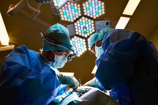 Chr. Diener beliefert internationale Medizintechnikhersteller mit Fokus auf Orthopädie- und Wirbelsäulenchirurgie mit chirurgischen Instrumenten. (Symbolbild) Chr. Diener beliefert internationale Medizintechnikhersteller mit Fokus auf Orthopädie- und Wirbelsäulenchirurgie mit chirurgischen Instrumenten. (Symbolbild)