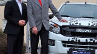 Neue Partner sind (v. li.) Daniel König, Vertriebschef der Real Garant Versicherung AG, und der Geschäftsführer von Isuzu Sales Deutschland, Udo Emmerling. (Foto: Real Garant)