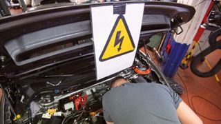 Von E- und Hybridautos kann eine elektrische Gefahr für Werkstattmitarbeiter ausgehen. Schuld daran kann auch die Klimaanlage haben. Nämlich dann, wenn das falsche Kompressoröl eingefüllt wurde oder Wasser ins System gelangt ist. (Bild: picture alliance/dpa)