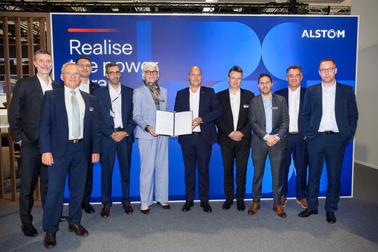 Schaeffler und Alstom beabsichtigen, künftig stärker zusammenzuarbeiten. Eine entsprechende Vereinbarung unterzeichneten Vertreter beider Unternehmen auf der Messe Innotrans 2026 in Berlin (22. bis 25. September). (Bild:  Schaeffler)