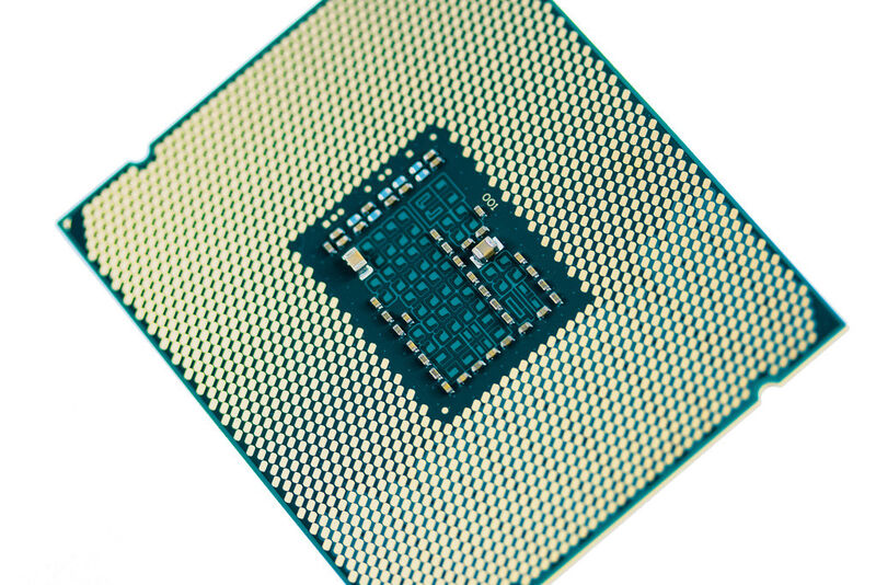 Intel bringt auf dem Xeon E5-2600 v3 bis zu 18 Cores unter. Trotz Sockel 2011 ist der Prozessor nicht kompatibel zum Vorgänger, da nun DDR4 als Speicher genutzt wird. (Bild: Intel)