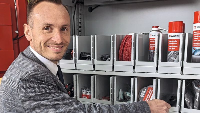 Andreas Grasser: „Der Ausgabeautomat entlastet Einkäufer und Lagerist, sodass sie sich auf ihr Kerngeschäft konzentrieren können.“(Bild:  Rosenow – VCG)