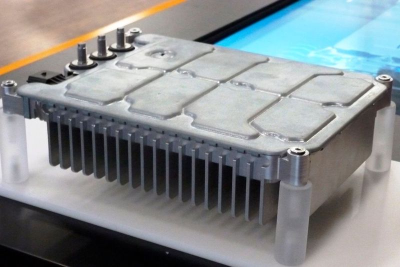 Der robuste DC/DC-Konverter im 48-Volt-Bordnetz arbeitet gleichmäßig mi 3 kW Leistung. Er hat einen Wirkungsgrad von mehr als 96 Prozent. Der Gleichspannungswandler mit passiver Kühlung wiegt 2,5 Kilogramm. (Wolfgang Pester)