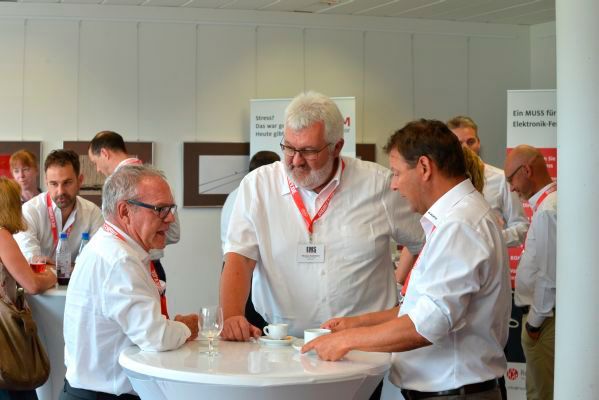 Fachsimpeln unter EMS-Experten. (Bild: Johannes Untch/Vogel Business Media)