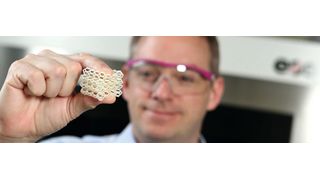 Evonik hat als weltweit erstes Unternehmen ein flexibles Kunststoffmaterial auf Basis von PEBA (Polyetherblockamid) für den 3D-Druck entwickelt. Das neue Hochleistungspulver überzeugt durch hohe Elastizität und Festigkeit und kann in unterschiedlichen pulverbasierten 3D-Druck-Verfahren eingesetzt werden.  (Evonik)