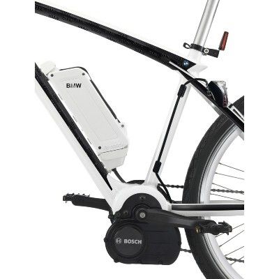 BMW Cruise e-Bike: BOSCH el. Motor im Tretlager integriert, Leistung: 250 W, max. 50 Nm, BOSCH Intuvia Bedieneinheit, inkl. Ladestation (funktioniert an jeder Haussteckdose). Der Akku hat eine Reichweite von 80 km. (BMW)