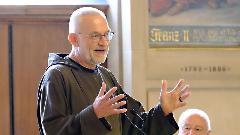 Bruder Paulus dankte für die Spende für den Franziskustreff. Allein Jürgen Karpinski hatte 10.000 Euro überreicht.  (Bild: Zietz – VCG)