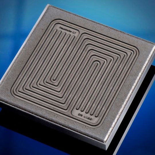 Am Fraunhofer ILT in Aachen widmet man sich unter anderem der Reparatur von Druckguss- und Umformwerkzeugen (im Bild). Das Besondere ist, dass man dazu laserbasierte Verfahren nutzt, die wesentliche Vorteile im Vergleich zu üblichen Methoden ins Feld führen ...(Bild:  Fraunhofer ILT)