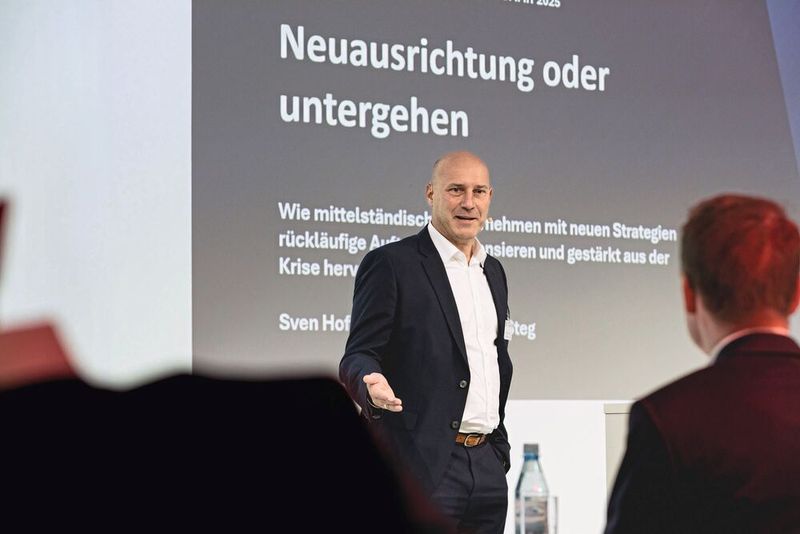 Neuausrichtung oder untergehen – zu diesem Thema sprach Sven Hofmann von Falkensteg und zeigte ein erfolgreiches Beispiel für eine Sanierung aus dem Maschinenbau. (Bild: Stefan Bausewein)
