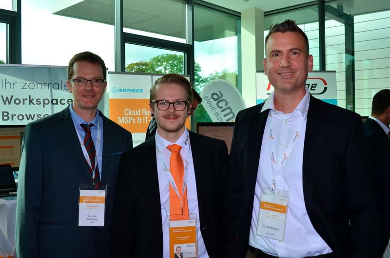 (v. l.) Kai-Uwe Schükleng (GENU) mit Adrian Schäfer (acmeo) und Dominik Birgelen (oneclick) (Acmeo)