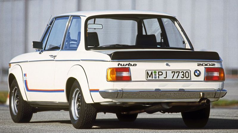 Die zusätzlichen Kotflügelverbreiterungen aus Kunststoff schufen Platz für die aus heutiger Sicht als bescheiden empfundene Reifengröße 185/70 HR 13 auf 5,5- oder 6-Zoll-Stahlfelgen. Damals war das aber eine unmissverständliche Ansage. (Bild: BMW)