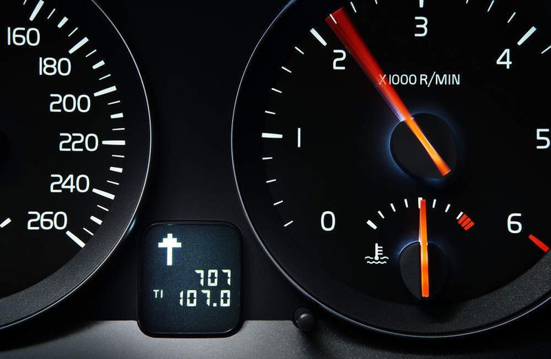 Wann der richtige Zeitpunkt ist, um in einen höheren oder niedrigeren Gang zu schalten, kann der Fahrer im Display ablesen. (Archiv: Vogel Business Media)